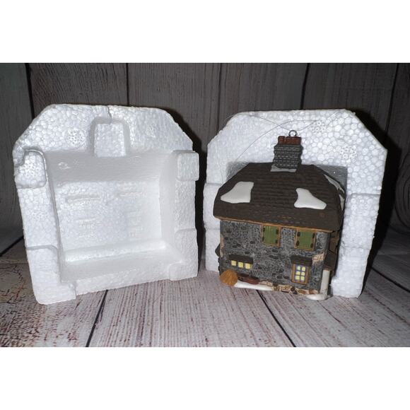 Dept 56 - 1995 Xmas Ornament - Dickens - Sir John Falstaff Inn - Picture 4 of 14